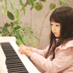 ピアノを練習する女の子