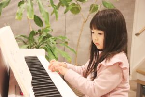 ピアノを練習する女の子